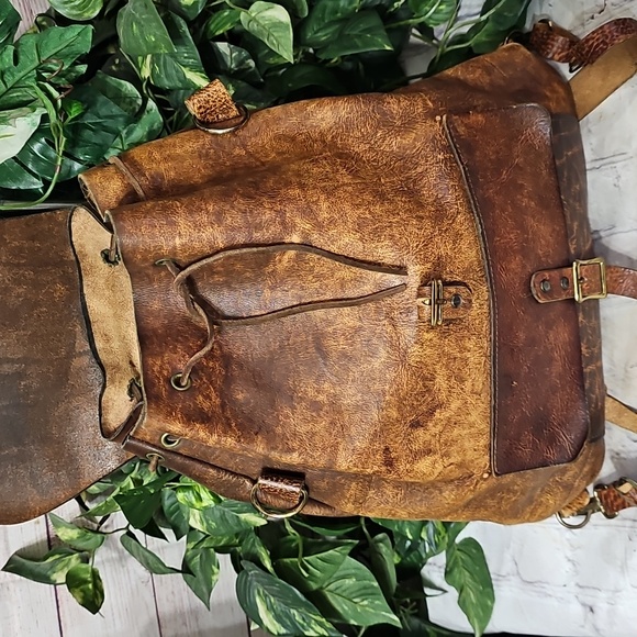 Vintage 1970s Leather Flap Closure Drawstring Backpack  Day Backpack Carry On - Picture 4 of 13